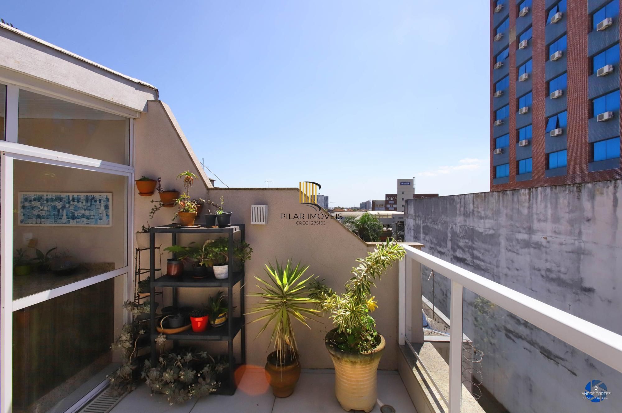 Vende cobertura: Piso inferior:  02 dormitórios, 02 banheiros, living 2 ambientes, cozinha americana.