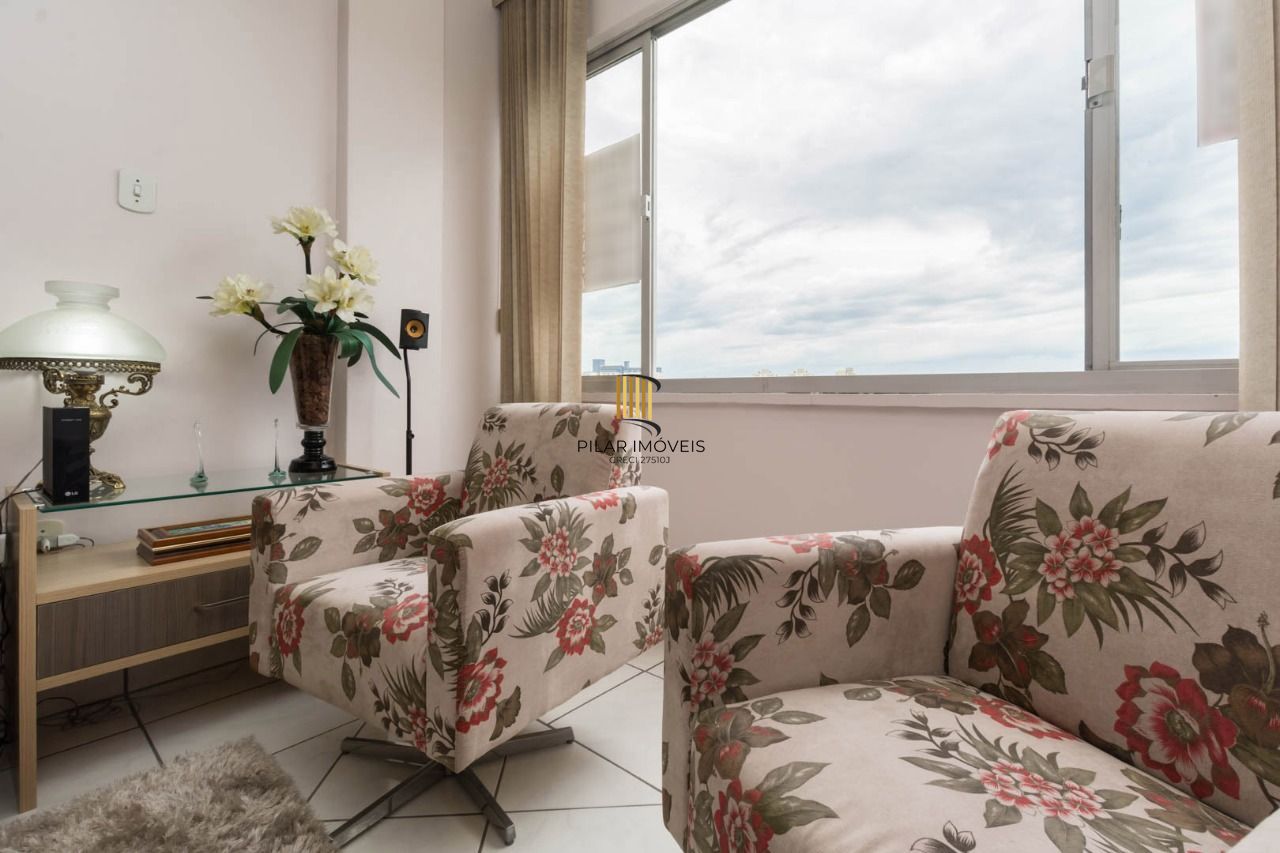 Apartamento semimobiliado com 2 quartos e 2 banheiros no Bairro Floresta