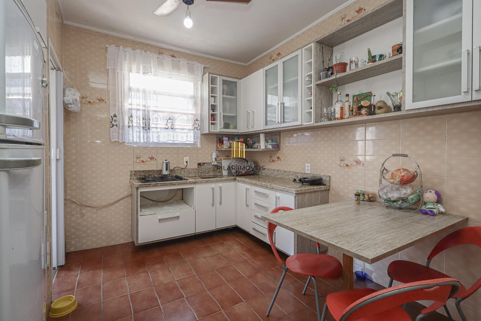 Com 2 quartos, 1 banheiro, opção do 2.º banheiro, e escritório,