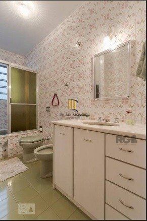 Casa com 04 dormitórios no Bairro Chacara das Pedras Porto Alegre