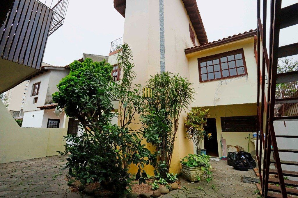Casa 5 dormitórios no bairro Partenon
