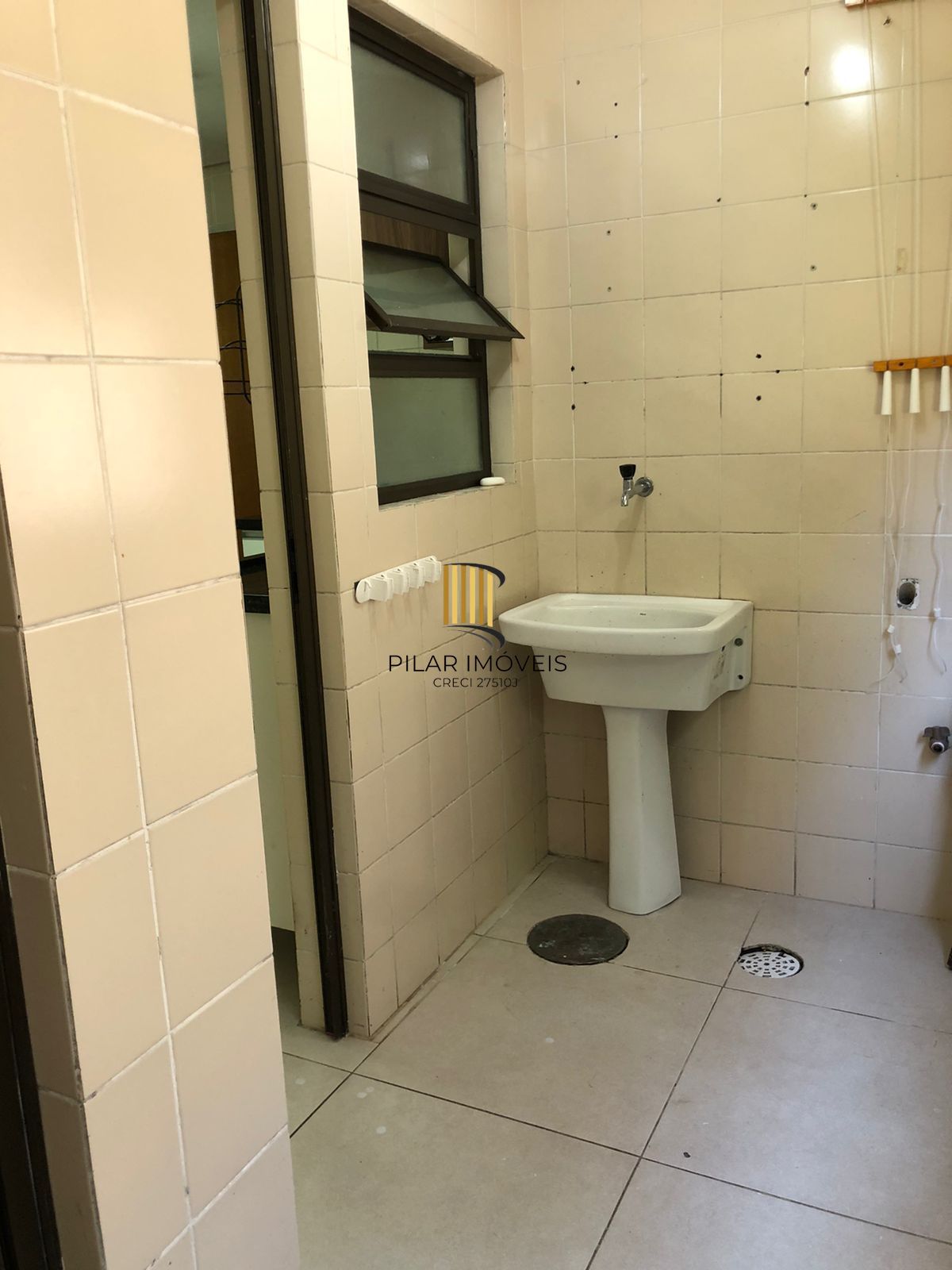 Vende ou aluga  no bairro Menino Deus, com garagem, apartamento de 03 dormitórios, suíte, living 02 ambientes, com sacada e churrasqueira