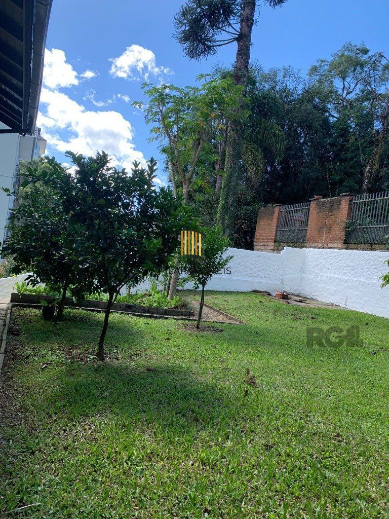 Casa sobrado com 03 dormitórios e garagem para 3 carros na cidade de Nova Petrópolis