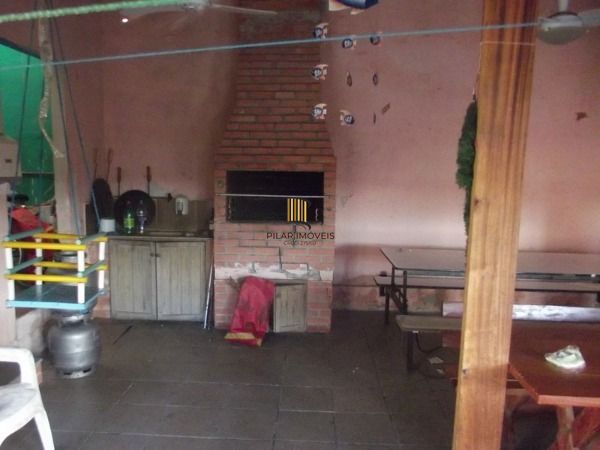 Casa com 03 quartos em terreno de 13:20 x 7501, no bairro Medianeira