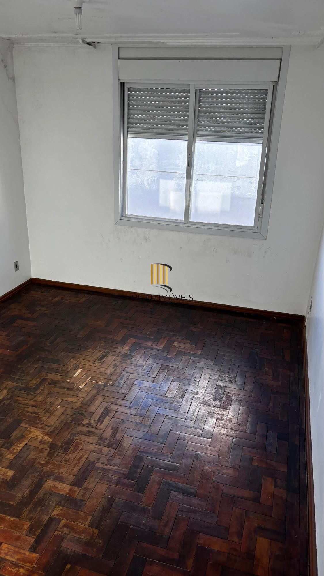 Apartamento desocupado, localizado no 4º andar, com 2 quartos