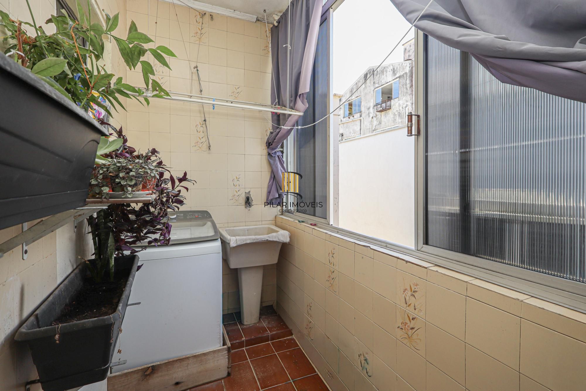 Com 2 quartos, 1 banheiro, opção do 2.º banheiro, e escritório,