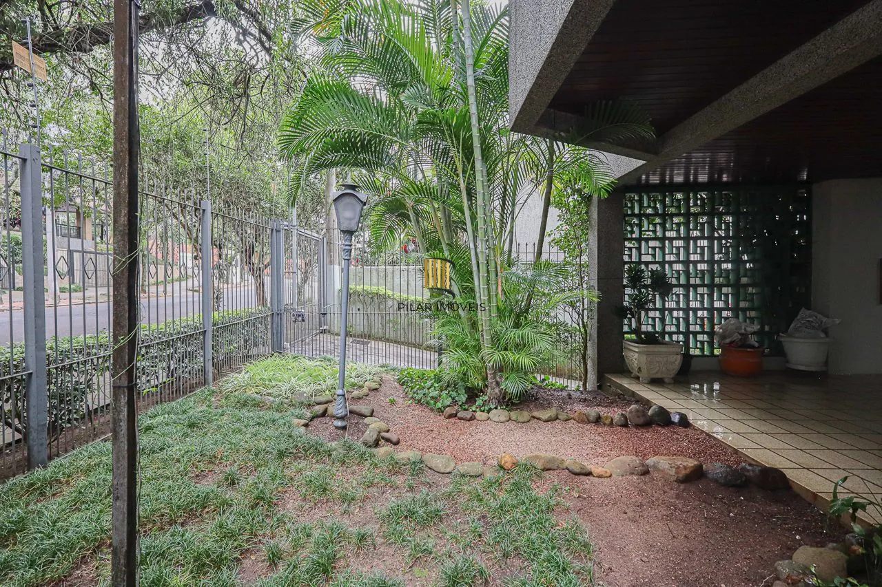 Apartamento cobertura de 03 dormitórios com opção de 05, 03 garagens. Bairro Higienópolis