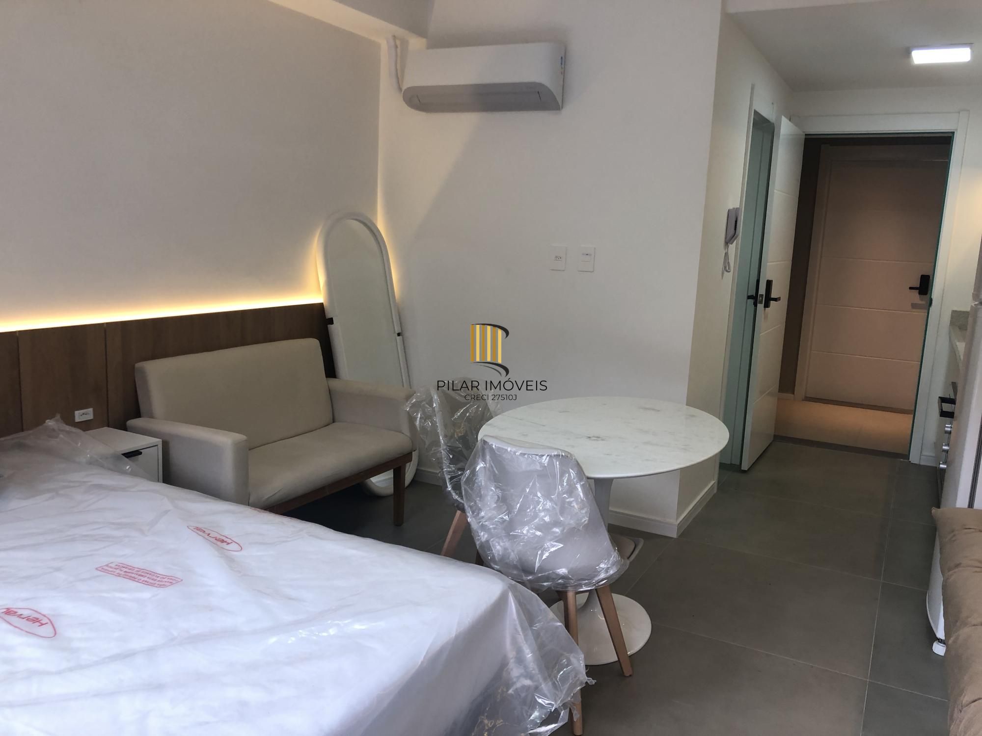 Apartamento desocupado e totalmente mobiliado com uma garagem