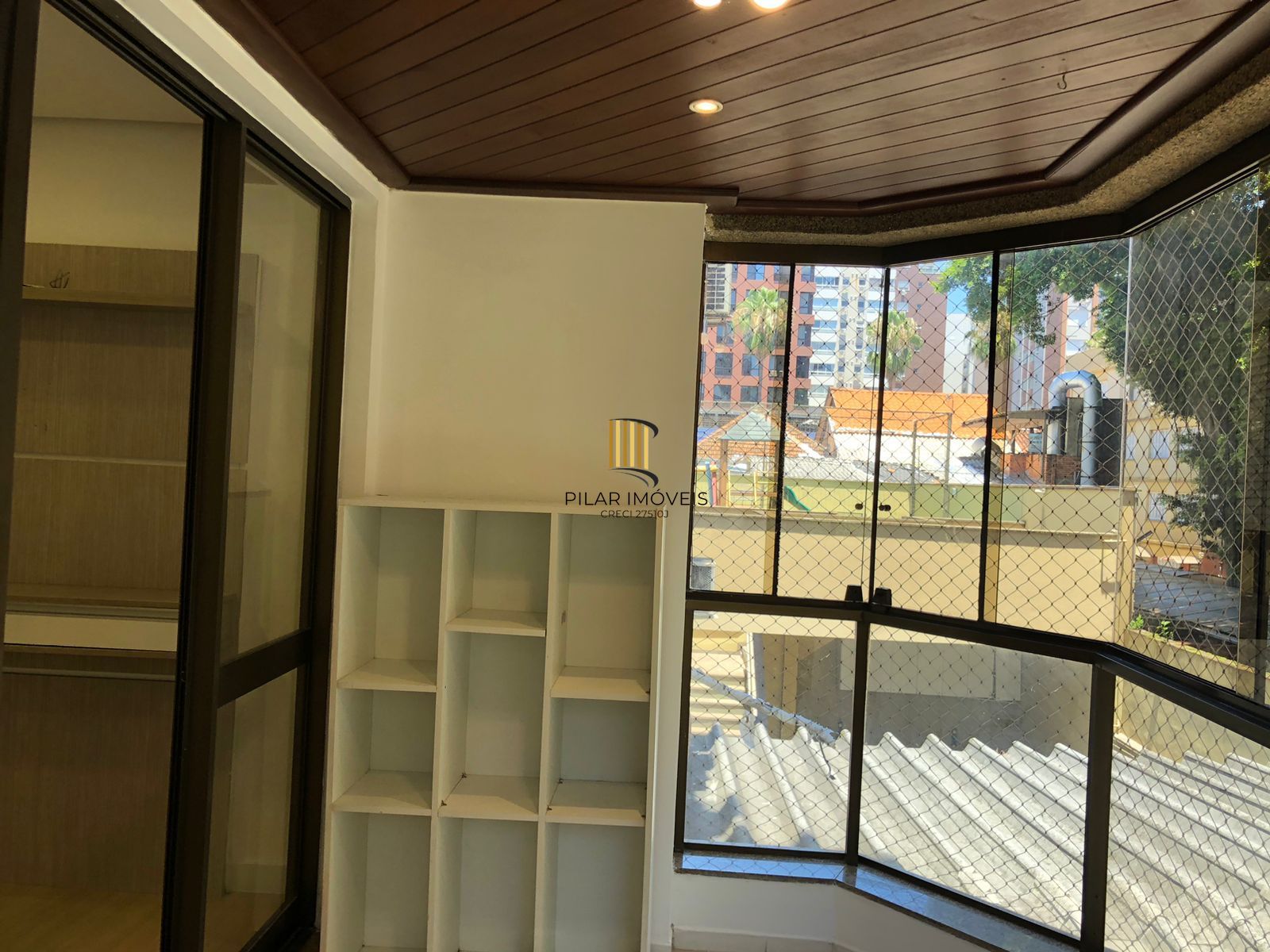 Vende ou aluga  no bairro Menino Deus, com garagem, apartamento de 03 dormitórios, suíte, living 02 ambientes, com sacada e churrasqueira