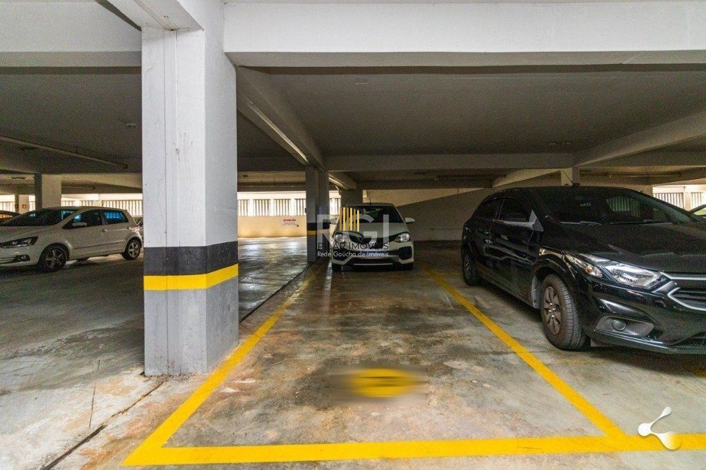 Vende apartamento no condomínio New Life, com garagem coberta, nunca habitado, super arejado, 03 dormitórios, living para dois ambientes, banheiro social, cozinha com churrasqueira e área de serviço.