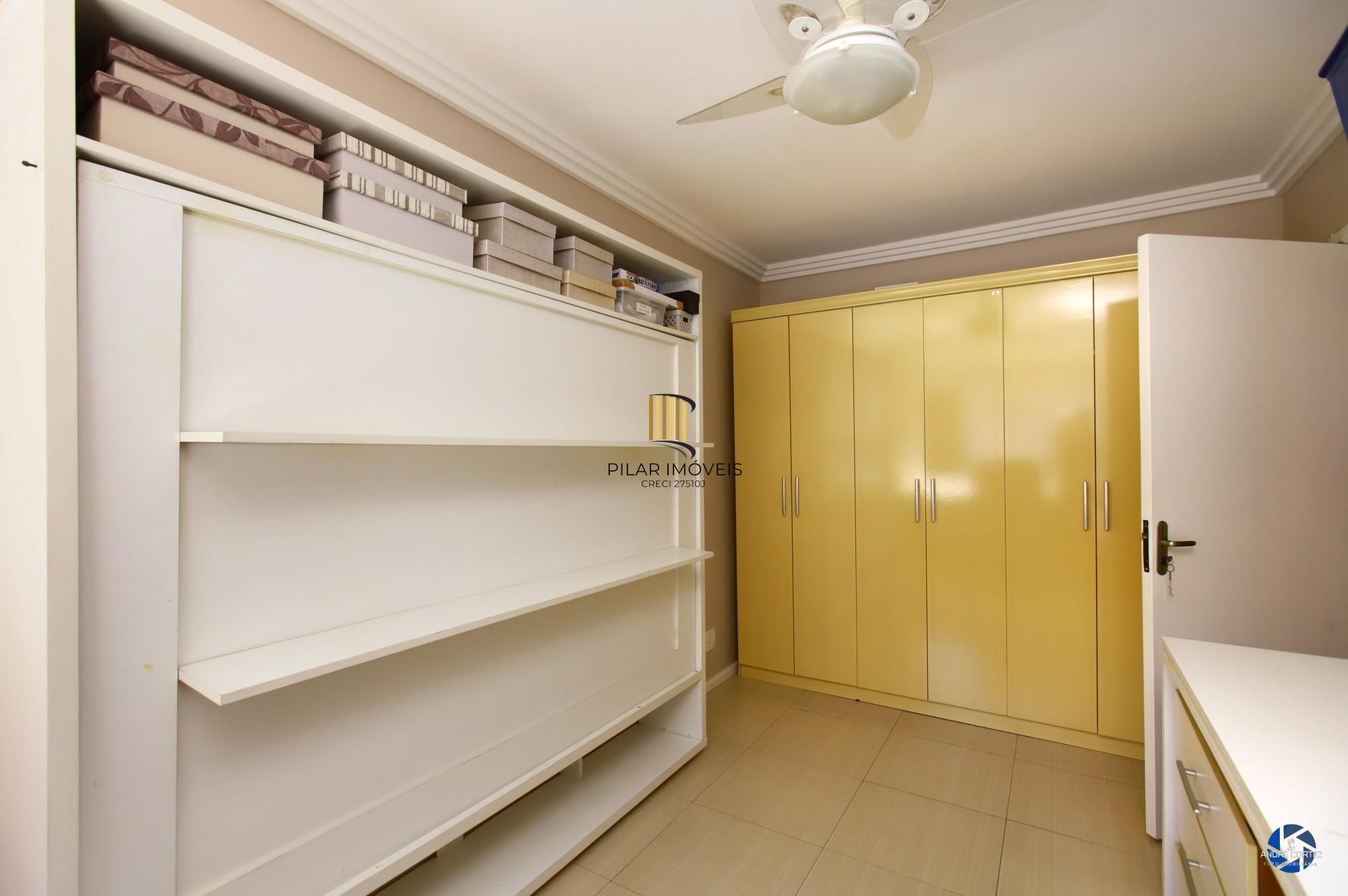 Vende cobertura: Piso inferior:  02 dormitórios, 02 banheiros, living 2 ambientes, cozinha americana.