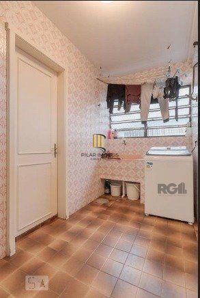 Casa com 04 dormitórios no Bairro Chacara das Pedras Porto Alegre