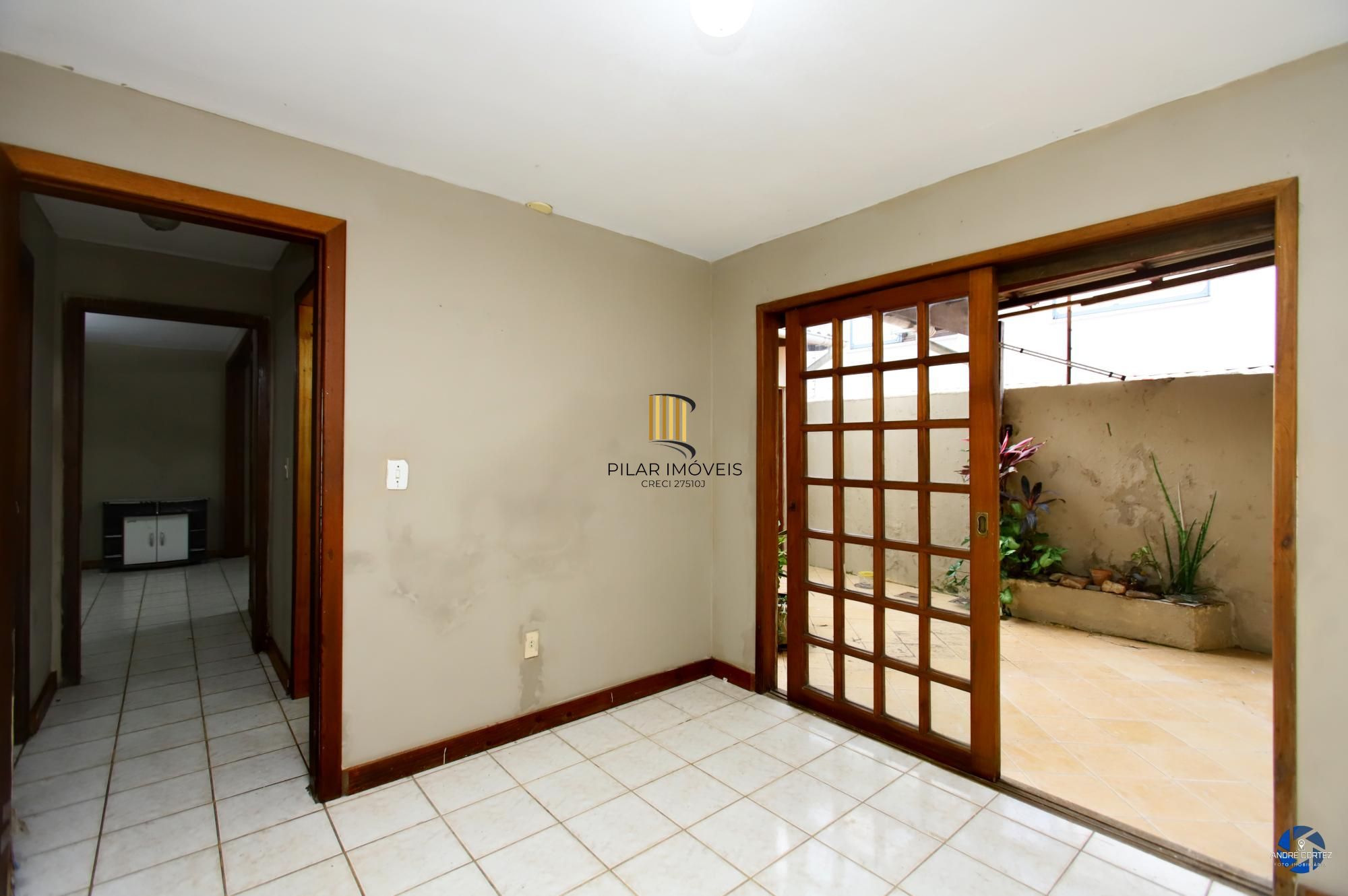 Apartamento térreo , tipo casa, área externa com churrasqueira , 02 dormitórios.