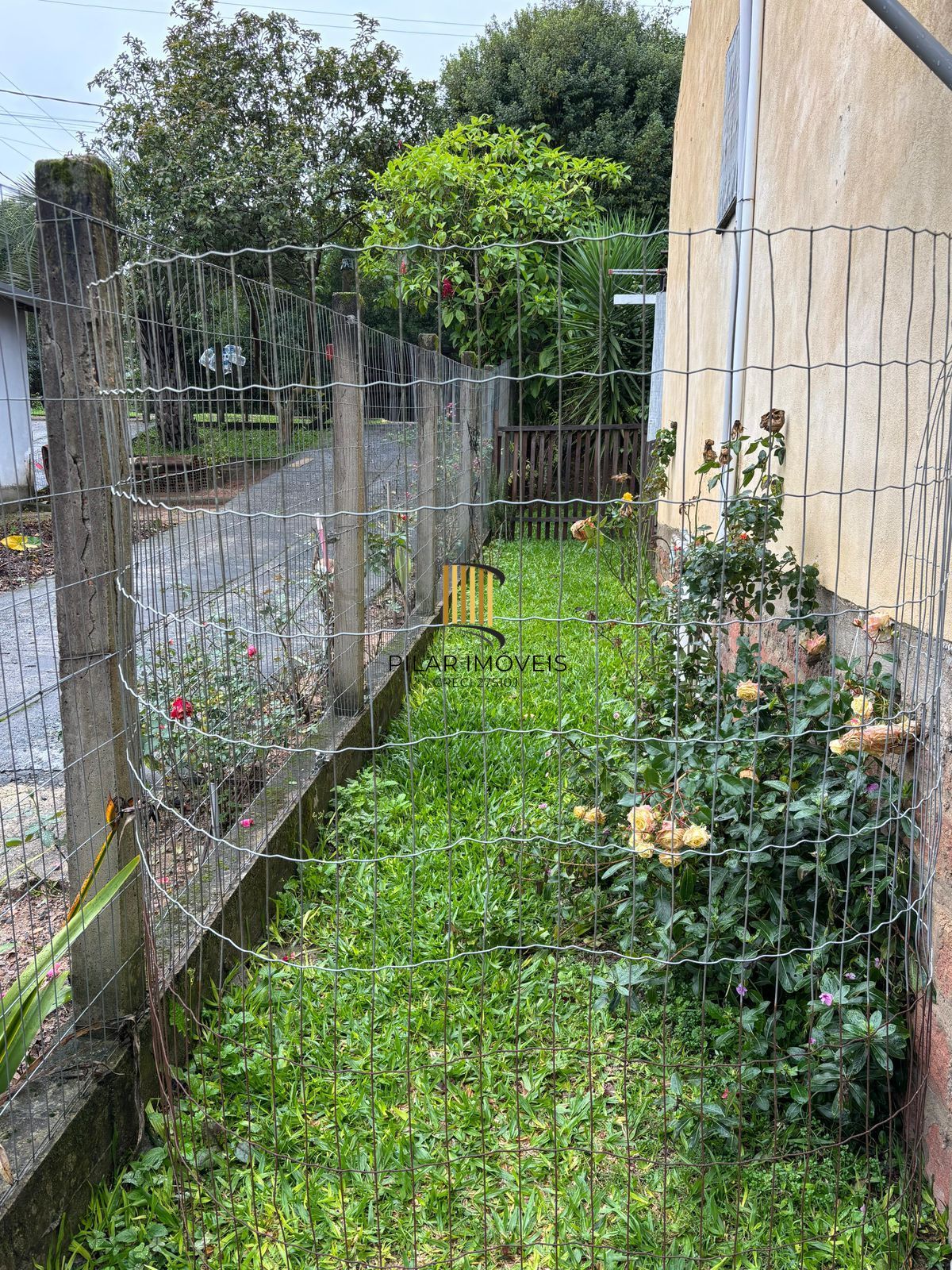 Casa residencial semimobiliada, com 3 quartos, 1 banheiro e 2 vagas de garagem.