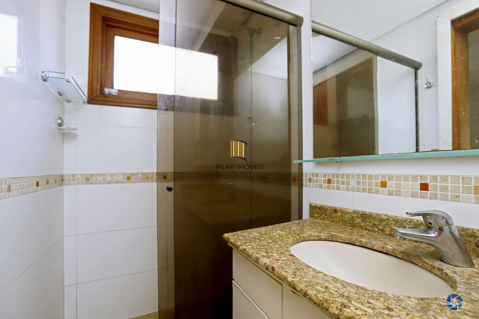 Apartamento semi mobiliado com churrasqueira e 02 garagens no Menino Deus em Porto Alegre