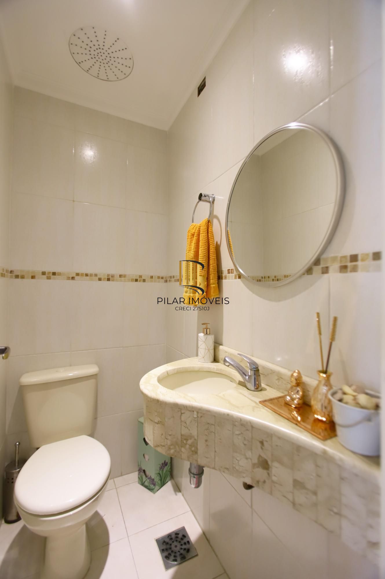 Vende cobertura: Piso inferior:  02 dormitórios, 02 banheiros, living 2 ambientes, cozinha americana.