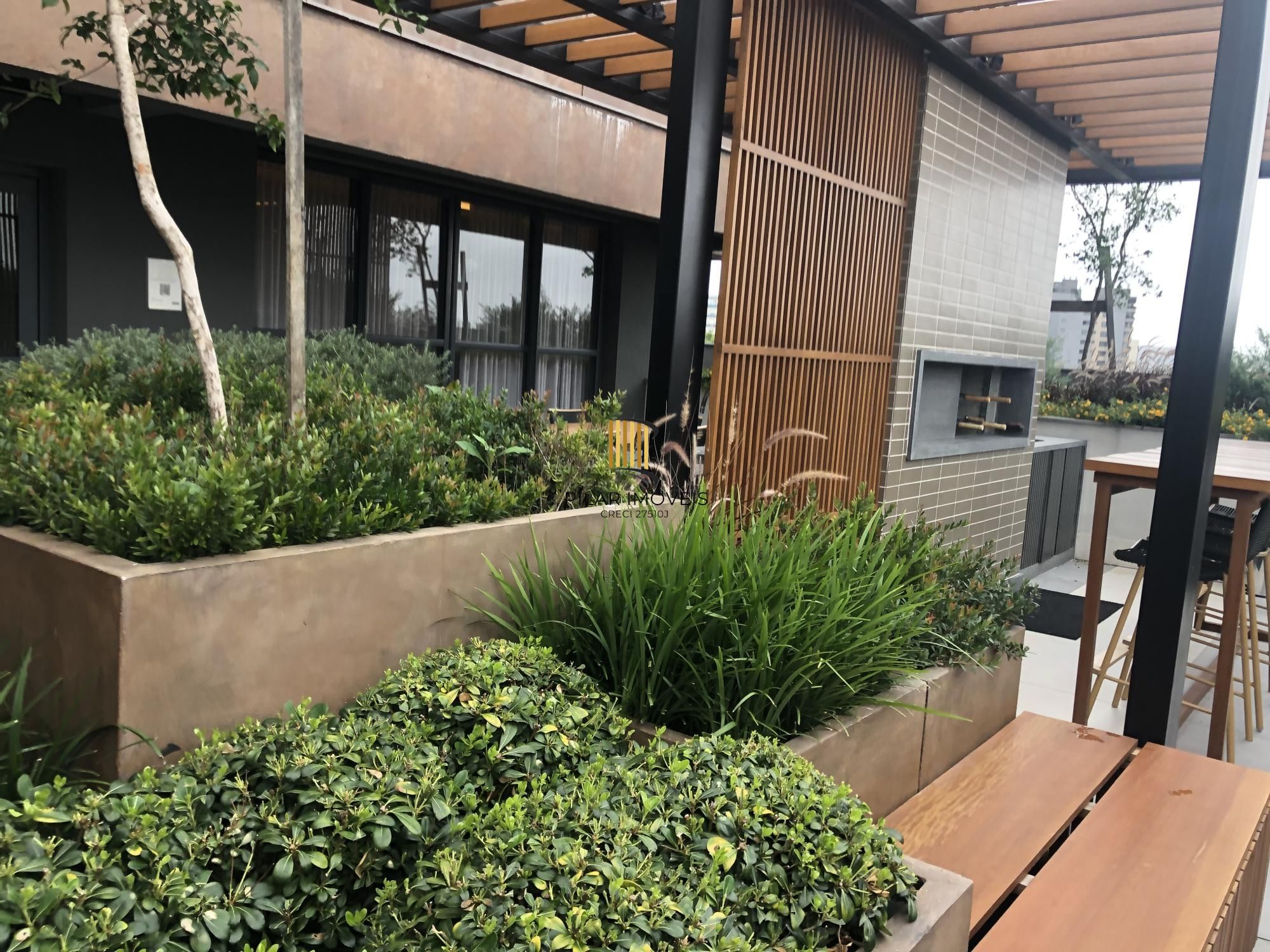 Apartamento desocupado e totalmente mobiliado com uma garagem