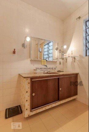 Casa com 04 dormitórios no Bairro Chacara das Pedras Porto Alegre