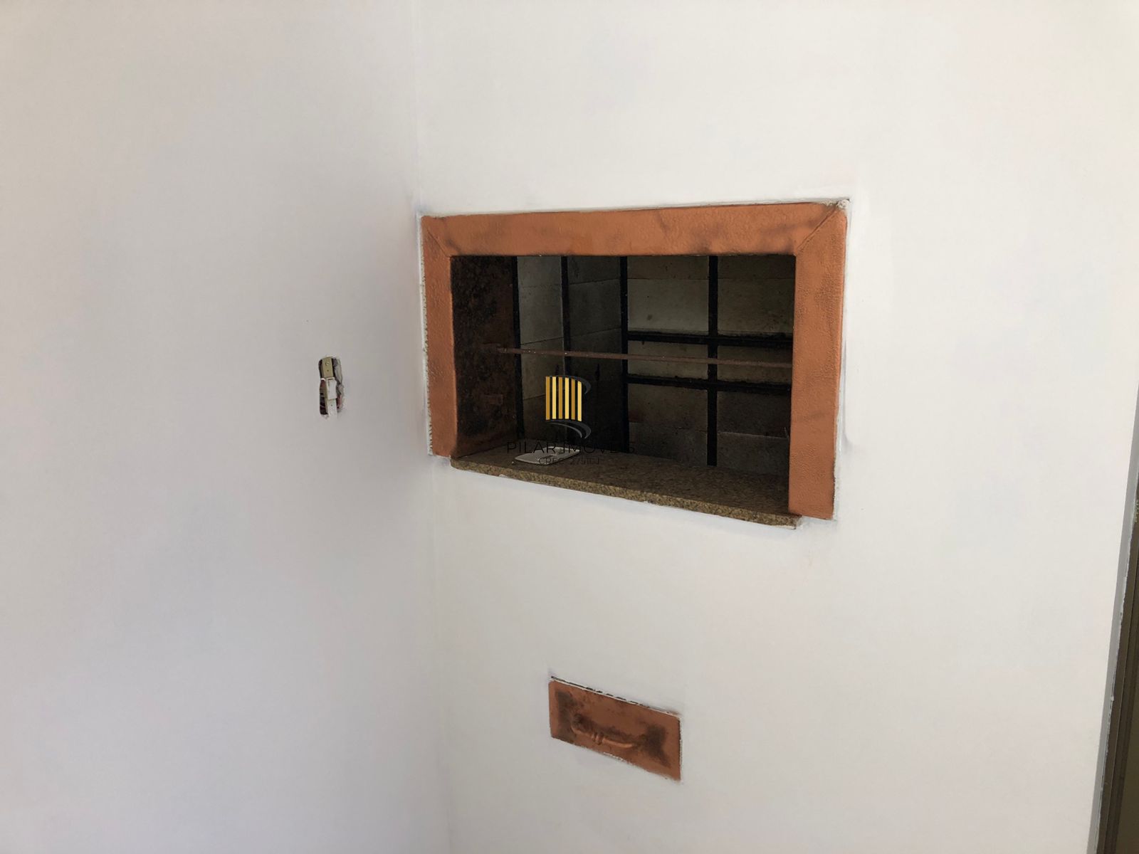 Vende ou aluga  no bairro Menino Deus, com garagem, apartamento de 03 dormitórios, suíte, living 02 ambientes, com sacada e churrasqueira