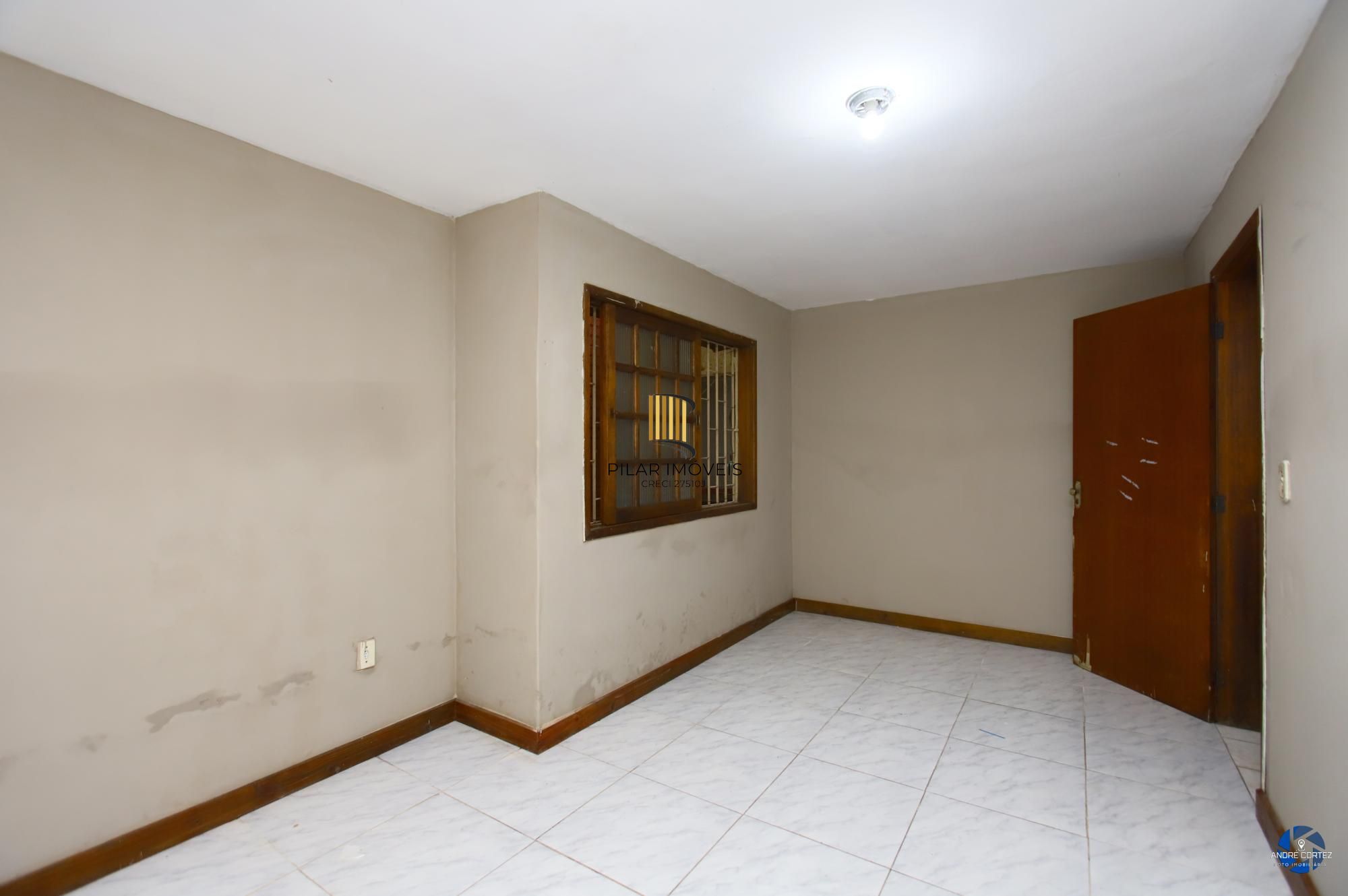 Apartamento térreo , tipo casa, área externa com churrasqueira , 02 dormitórios.