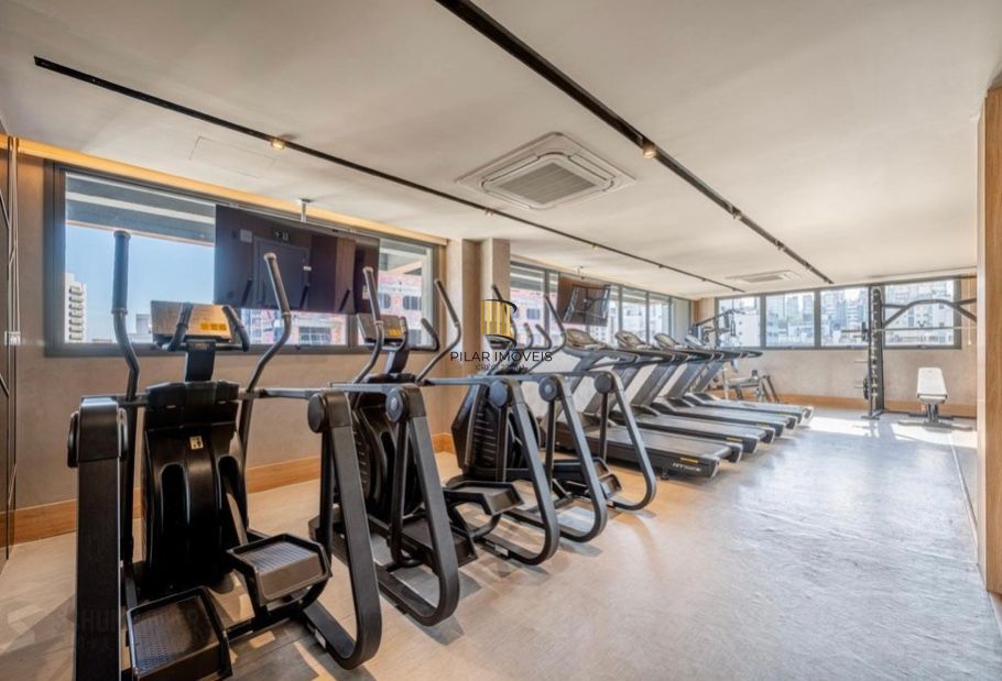 Apartamento desocupado e totalmente mobiliado com uma garagem