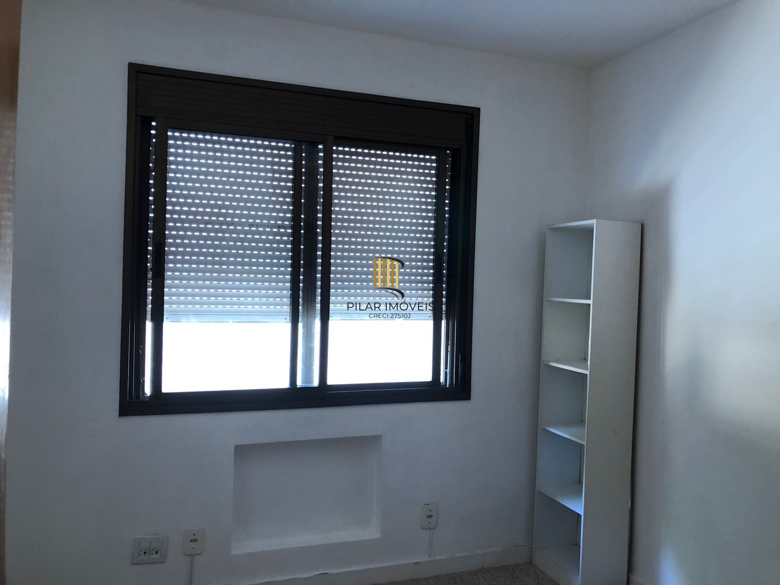 Vende ou aluga  no bairro Menino Deus, com garagem, apartamento de 03 dormitórios, suíte, living 02 ambientes, com sacada e churrasqueira