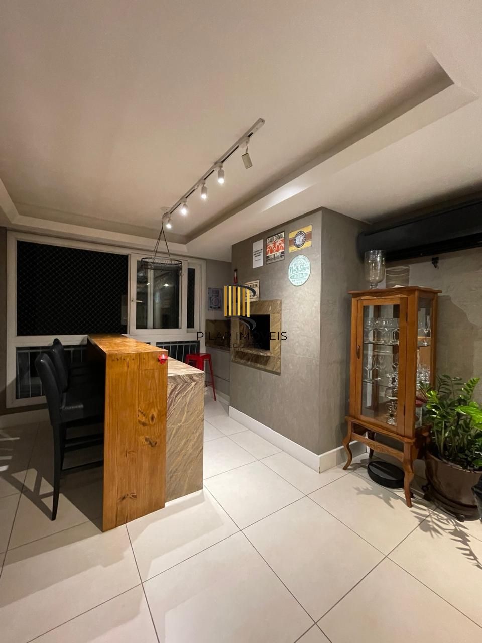 Apartamento, 2 Dormitórios, 2 Banheiros, 2 Vagas, Bairro Menino Deus