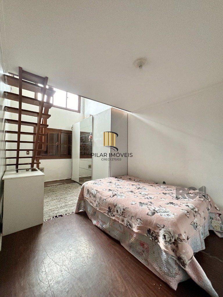 Casa 3 dormitórios no bairro Igara