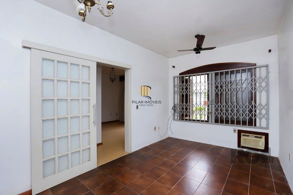 Casa 5 dormitórios no bairro Partenon
