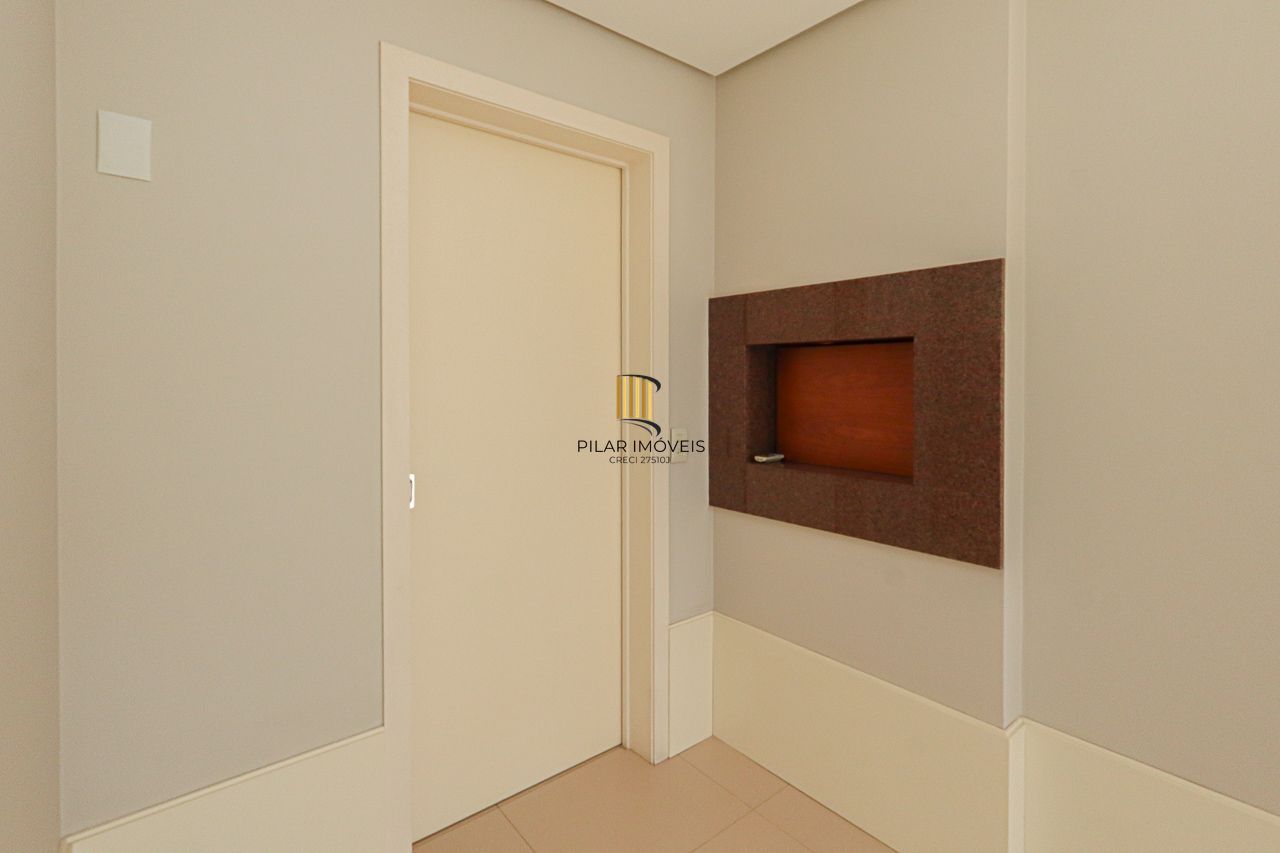 Apartamento de 3 quartos, 3 suítes, com 02 garagens individuais no Bairro Petrópolis, próximo a Encol.