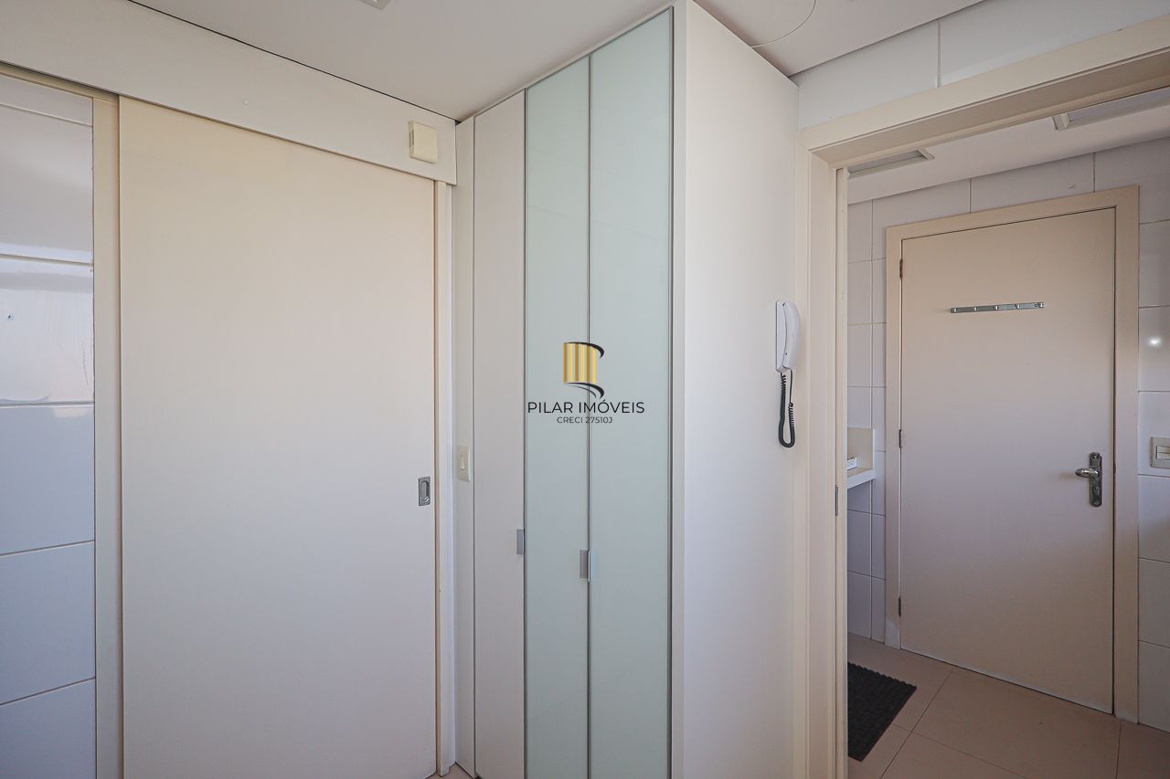 Apartamento de 3 quartos, 3 suítes, com 02 garagens individuais no Bairro Petrópolis, próximo a Encol.