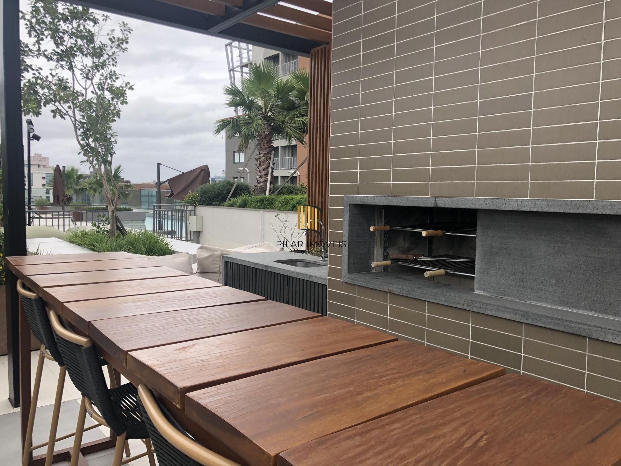 Apartamento desocupado e totalmente mobiliado com uma garagem