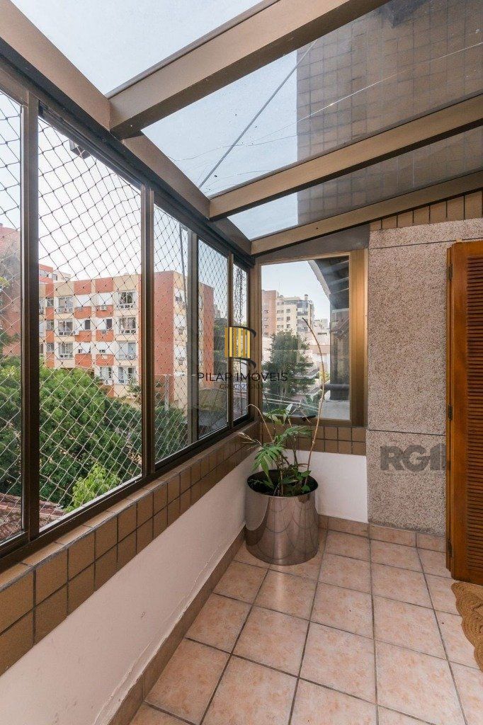 Cobertura 2 dormitórios com 2 vagas no bairro Petrópolis