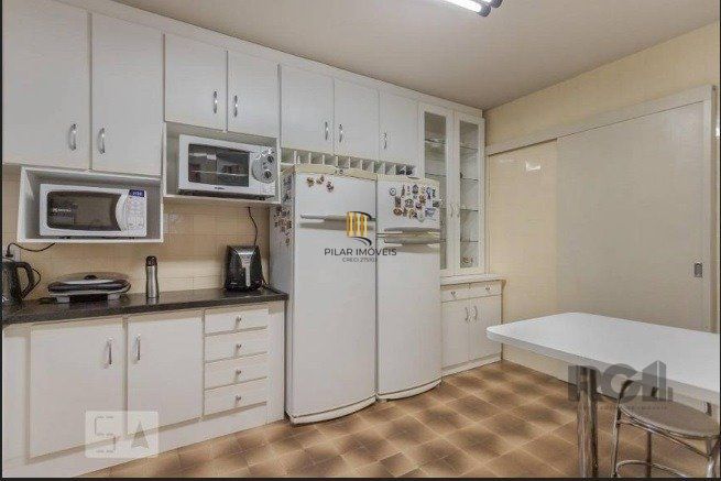 Casa com 04 dormitórios no Bairro Chacara das Pedras Porto Alegre