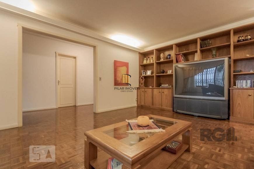 Casa com 04 dormitórios no Bairro Chacara das Pedras Porto Alegre