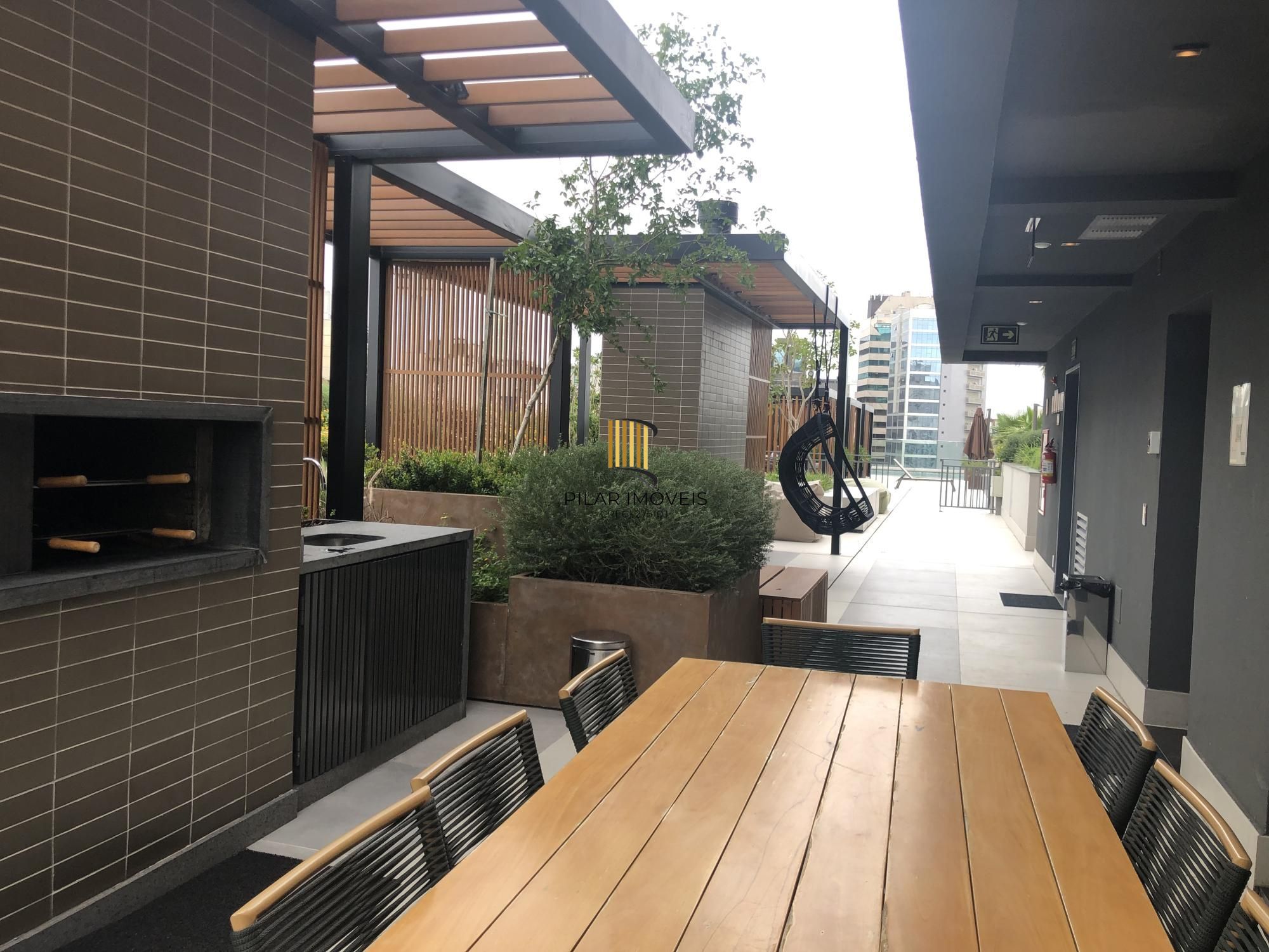 Apartamento desocupado e totalmente mobiliado com uma garagem