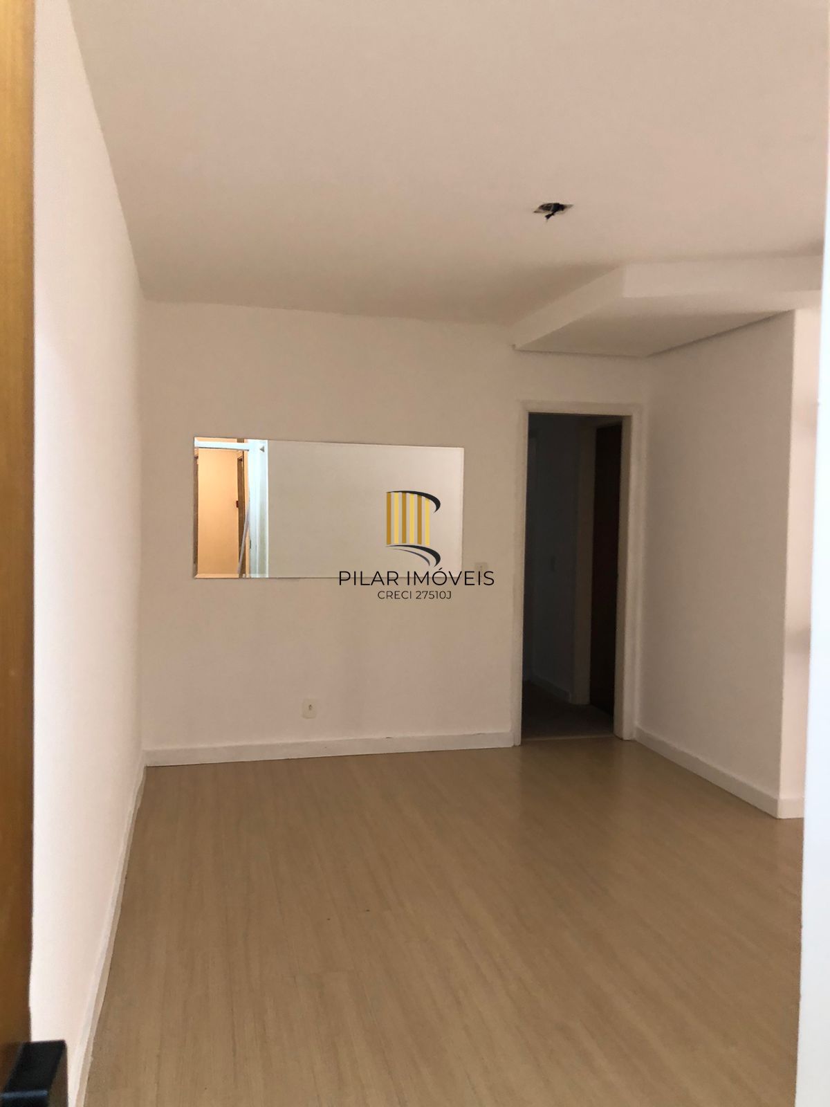 Vende ou aluga  no bairro Menino Deus, com garagem, apartamento de 03 dormitórios, suíte, living 02 ambientes, com sacada e churrasqueira