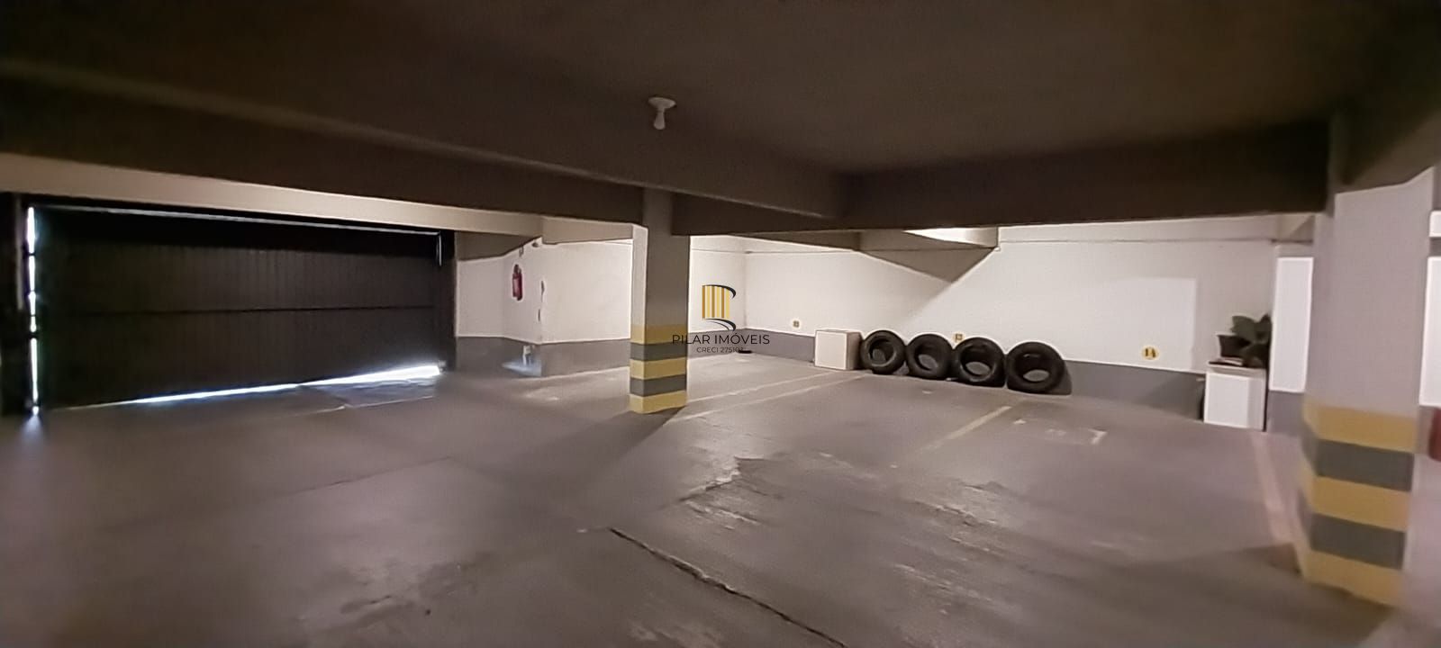 Apartamento semi mobiliado com churrasqueira e 02 garagens no Menino Deus em Porto Alegre