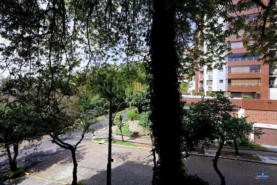 Apartamento semi mobiliado com churrasqueira e 02 garagens no Menino Deus em Porto Alegre