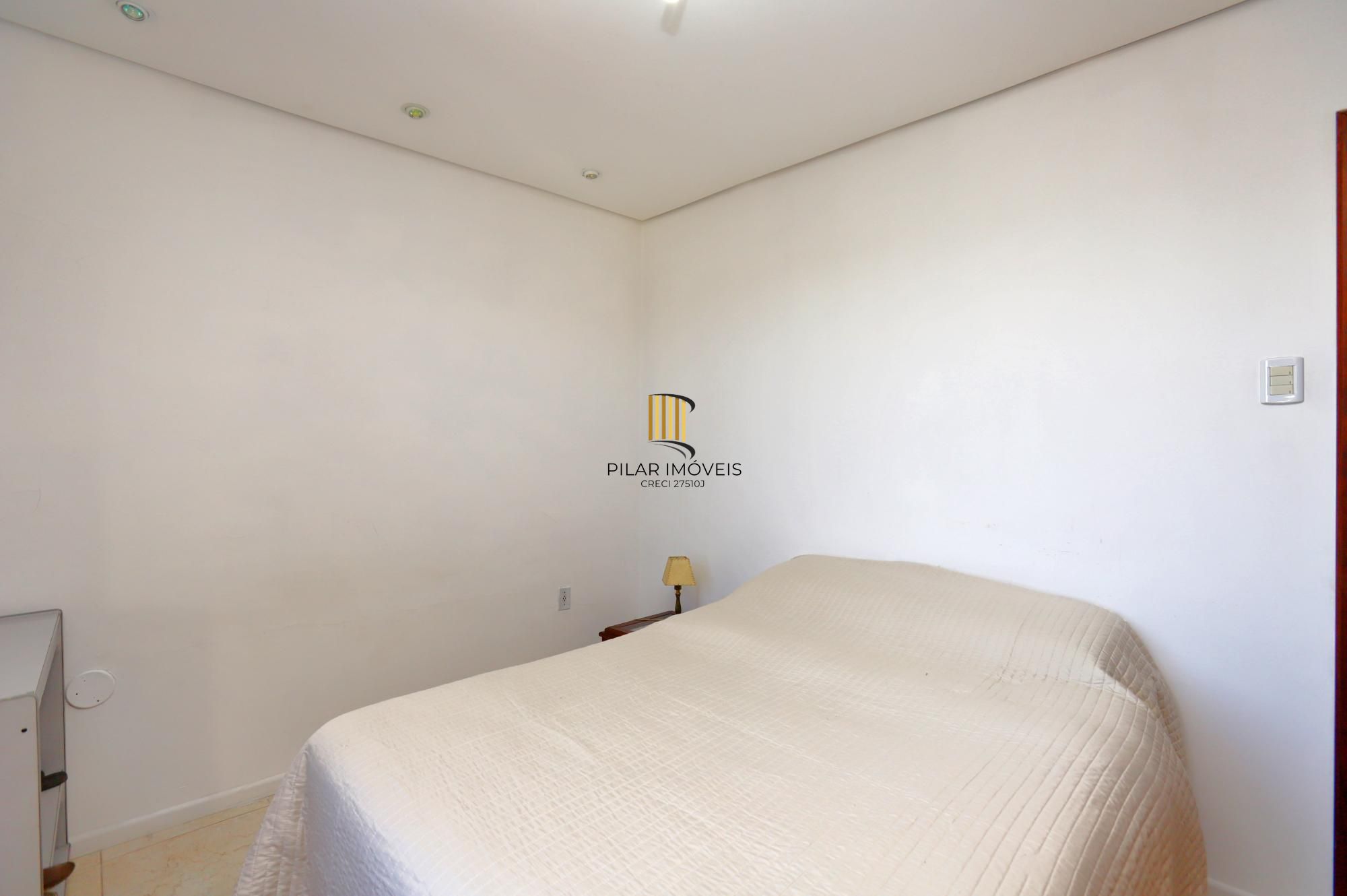 Apartamento super iluminado e arejado,  com hall de entrada , living amplo com 02 ambientes , 02 dormitórios, sendo uma suíte , banheiro  social com ventilação externa e cozinha mobiliada