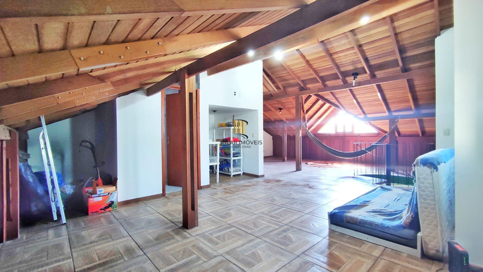 3 Dormitórios, sendo 1 Suíte Master •	Living com Dois Ambientes – no Bairro Alto Petrópolis – Amplo Terreno.