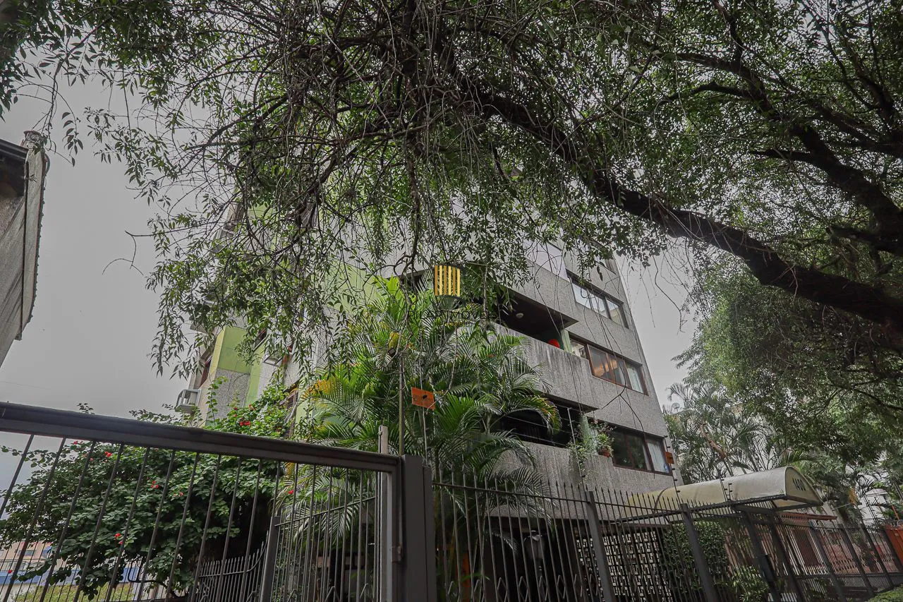 Apartamento cobertura de 03 dormitórios com opção de 05, 03 garagens. Bairro Higienópolis