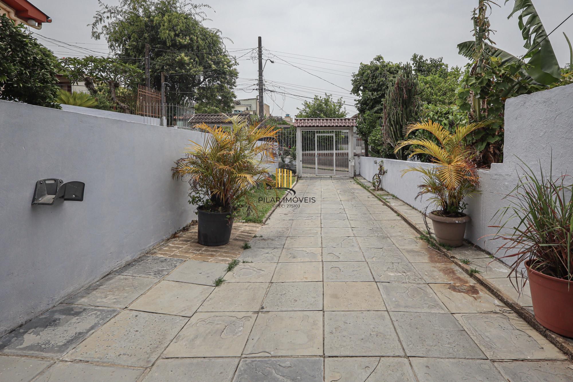 Casa semi mobiliada, 4 dormitórios no Bairro Jardim Sabará