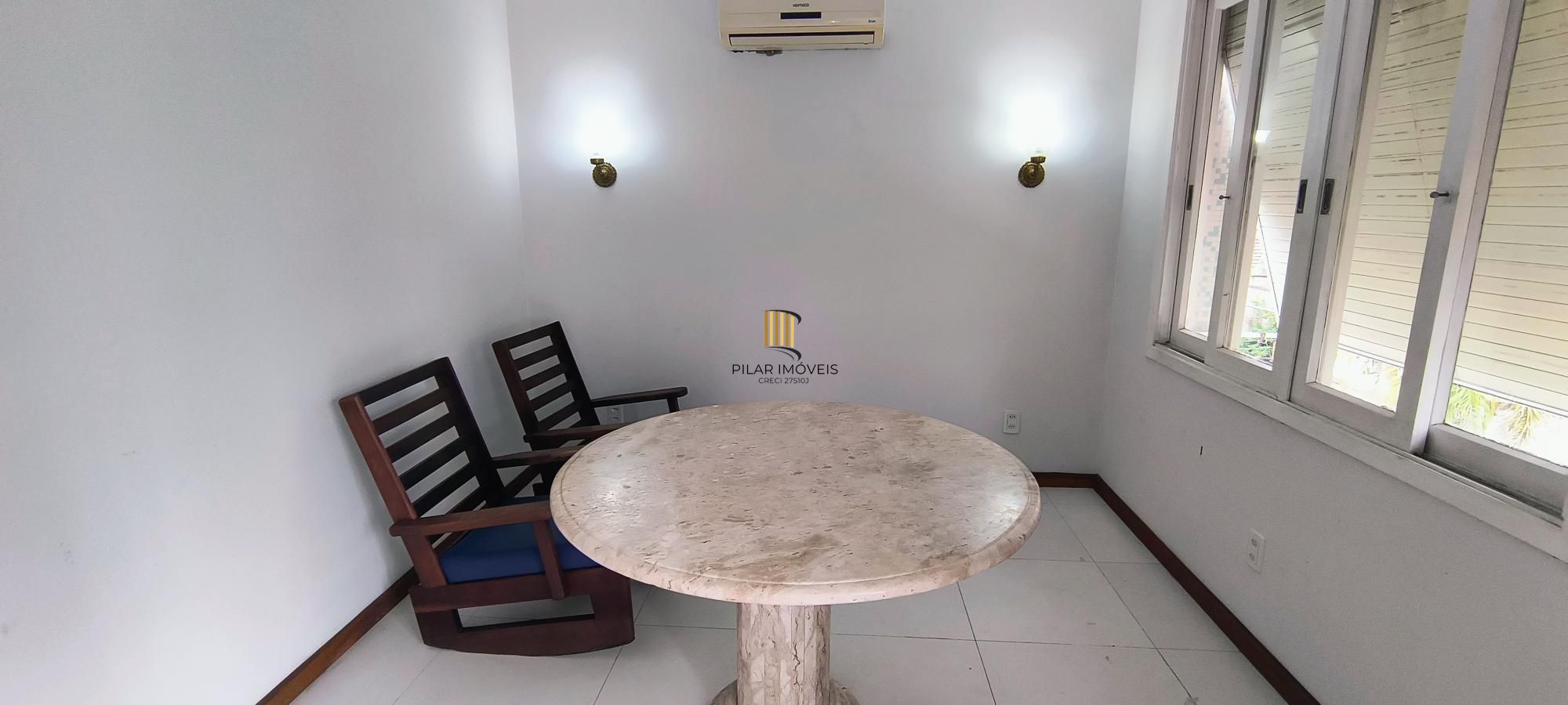 Com área privativa de 120,73 m2, sala com 03 ambientes