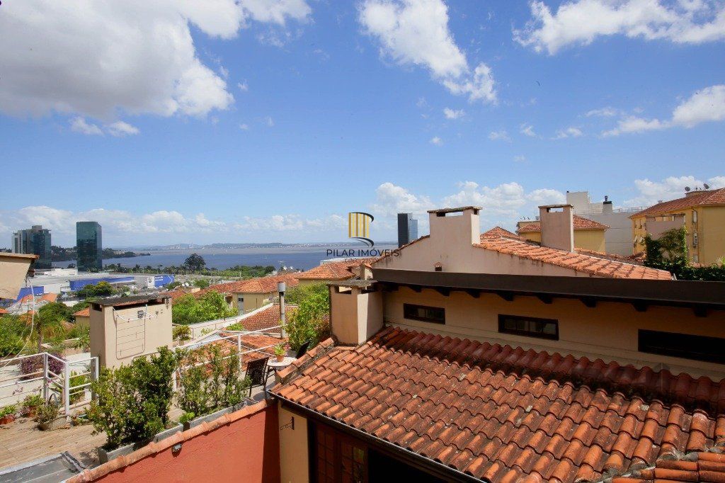 Casa de Condomínio 3 dormitórios no bairro Cristal
