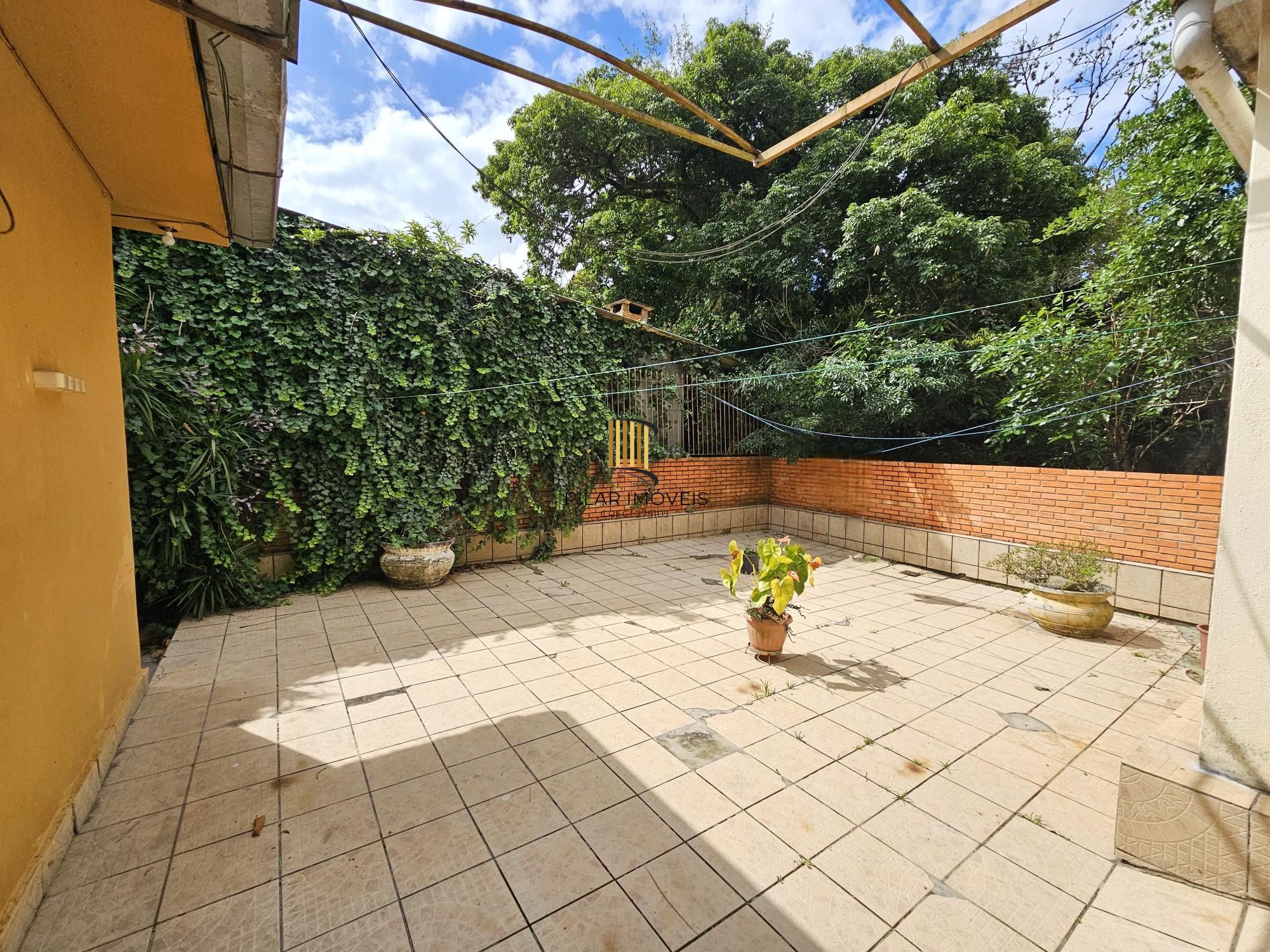 CASA COM 04 DORMITÓRIOS EM TERRENO DE QUASE 500M2