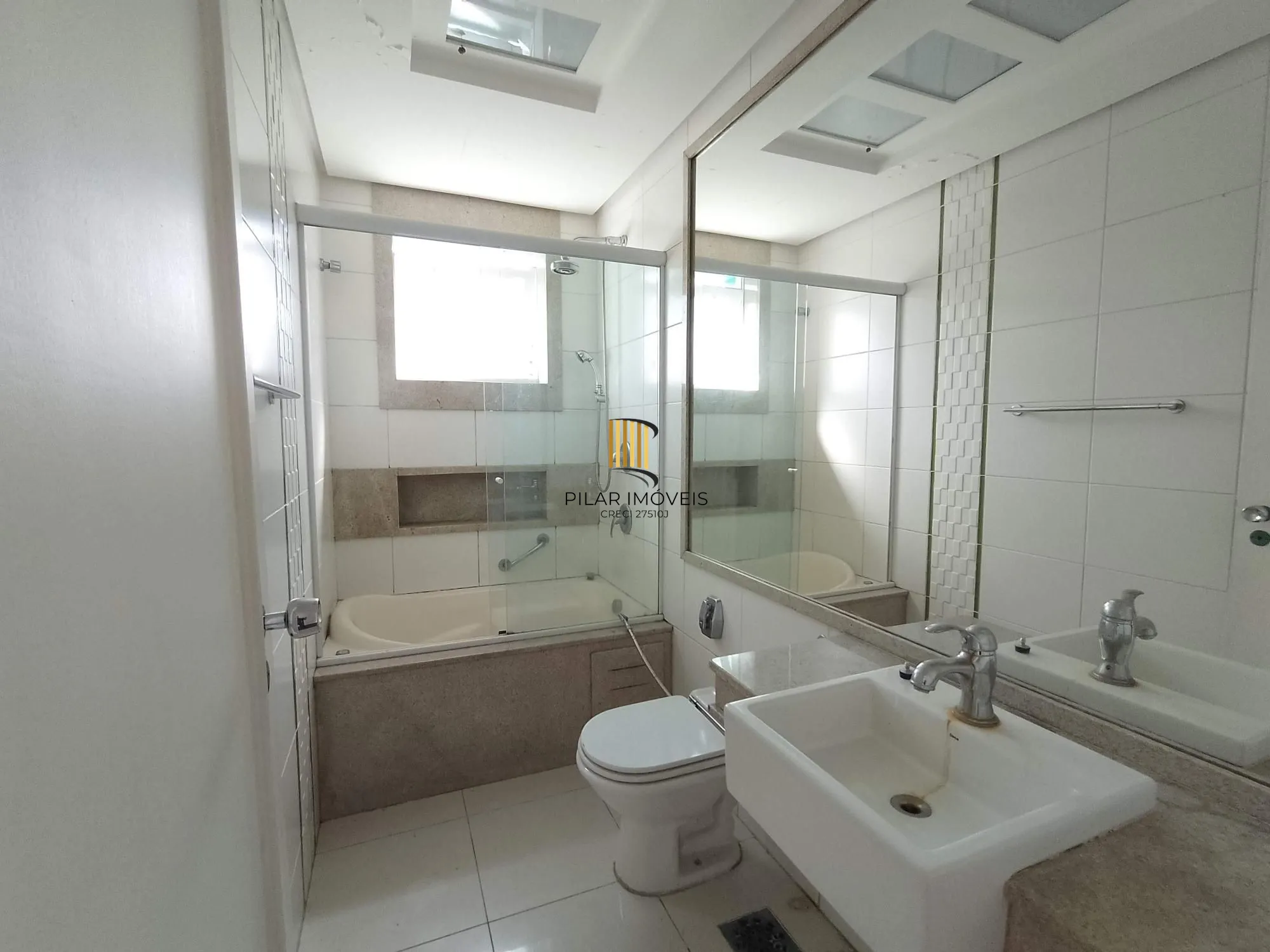 Apartamento 2 dormitórios com sacada e vaga perto da PUC