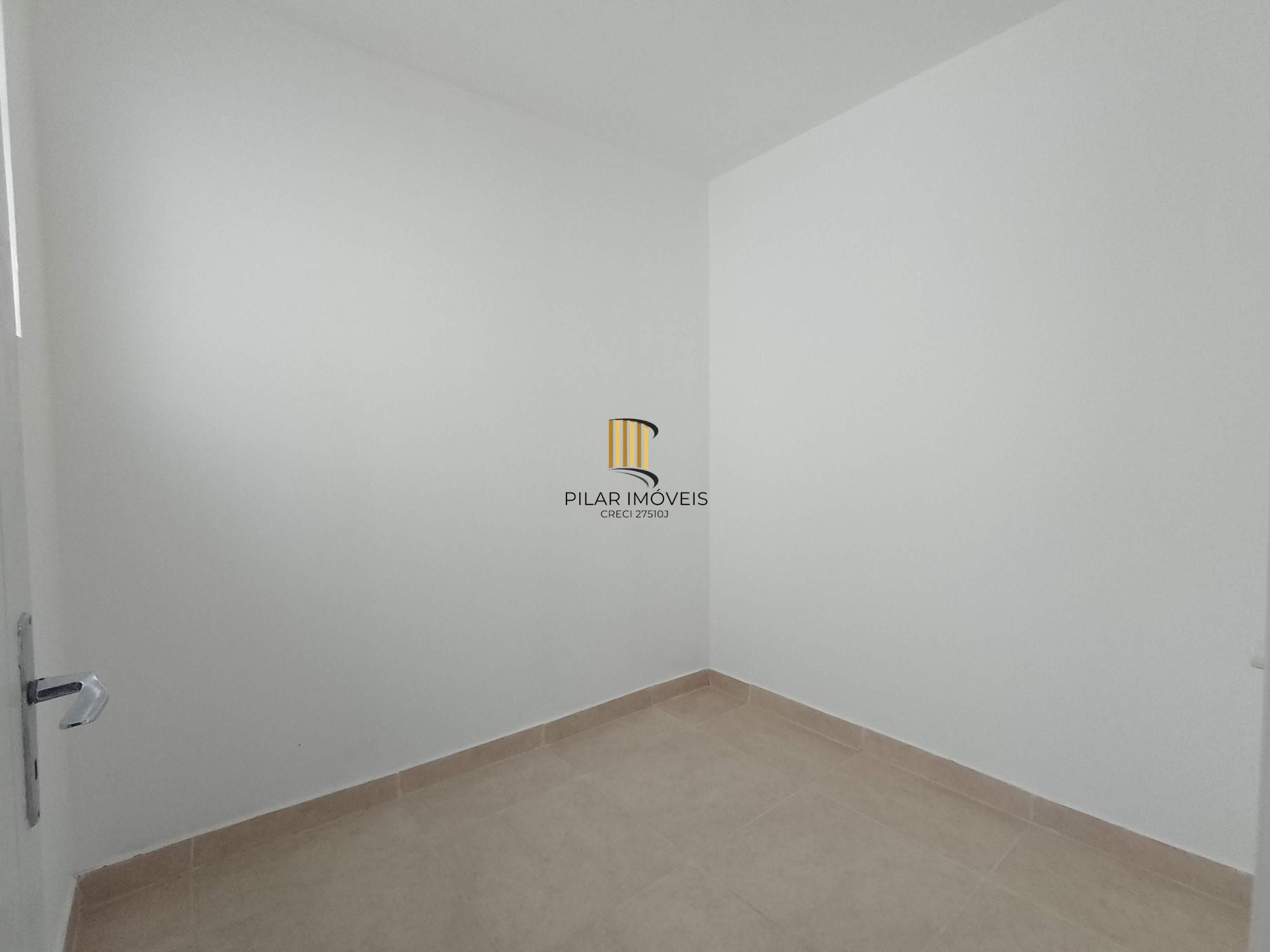 Apartamento 2 dormitórios com dependência e vaga coberta no bairro Santana