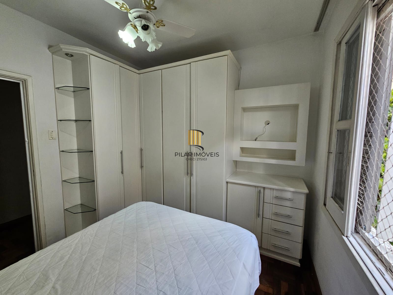 Apartamento 2 dormitórios com sacada a poucos metros da Redenção