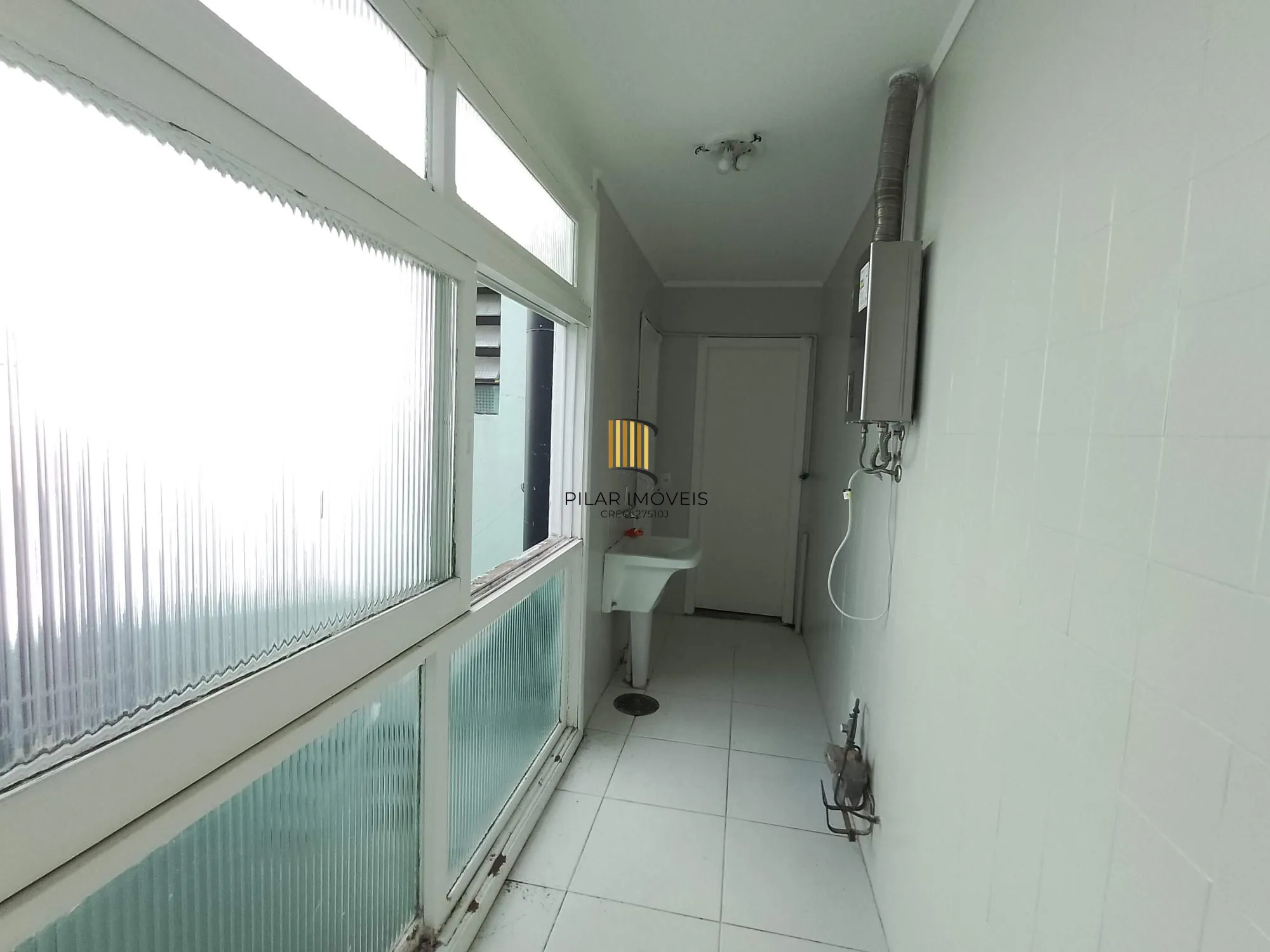 Apartamento 2 dormitórios com sacada e vaga perto da PUC